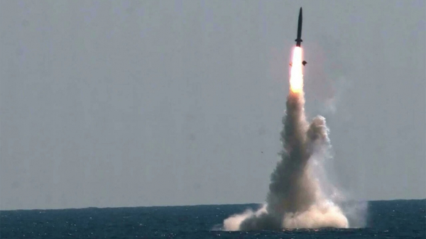 Hàn Quốc vừa khai mạc triển lãm quân sự, Triều Tiên phóng tên lửa  -0