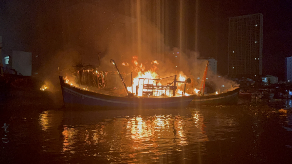 Xuyên đêm cứu hàng trăm tàu thuyền thoát họa “bà hỏa” -0