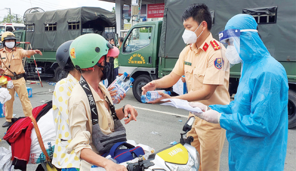 Traffic police not only fulfill their duties, but also actively support people in need -0