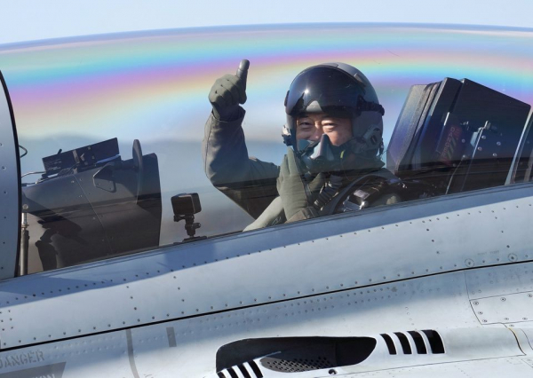 Tổng thống Hàn Quốc đích thân ngồi thử máy bay chiến đấu 