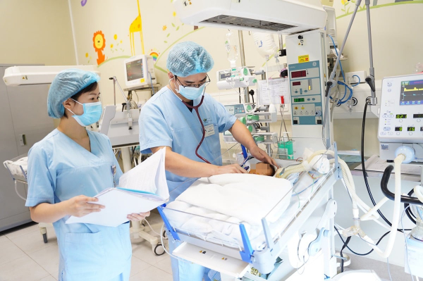 Cứu sống bé sơ sinh đầu tiên được phẫu thuật khi đang can thiệp ECMO -0