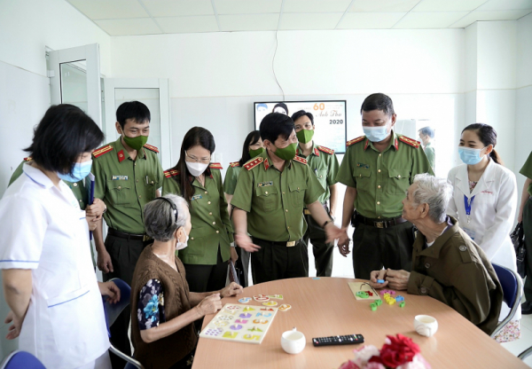 Deputy Minister Nguyen Van Son works with Da Nang Municipal Police Department and Hospital 199 -0