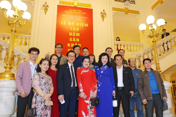 Nghệ sĩ tưng bừng kỷ niệm 100 năm sân khấu kịch nói Việt Nam -0
