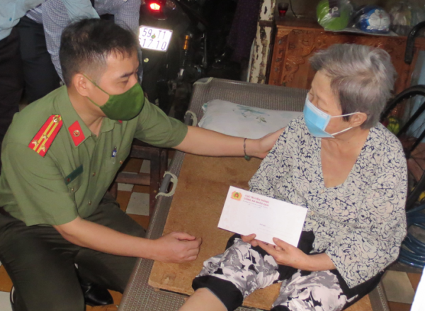 Young officers of DIC visit disadvantaged people in HCMC -0