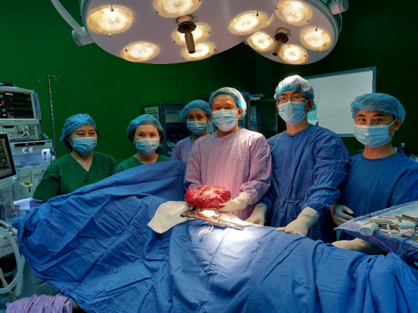 Kịp thời phẫu thuật bóc khối u khổng lồ hơn 3kg trong lồng ngực nam sinh 16 tuổi -0