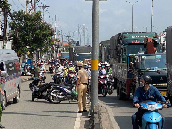 Hàng ngàn phương tiện ùn ứ trên quốc lộ 1 vì kẹt vụ tai nạn chết người -2