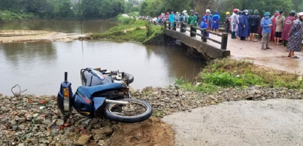 Tìm thấy xe máy và thi thể người cha sau 3 ngày mất tích -0