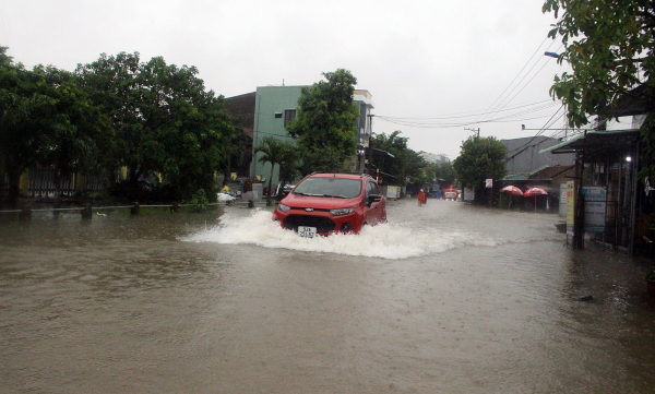 Nhiều tuyến đường, khu dân cư bị ngập sâu, học sinh toàn tỉnh Quảng Nam nghỉ học -0