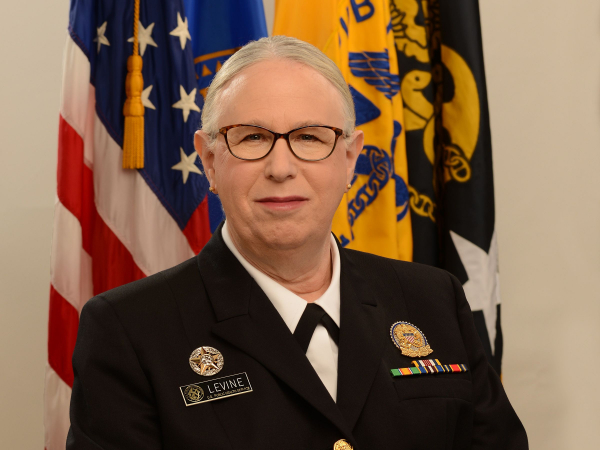 Mỹ lần đầu tiên phong đô đốc 4 sao cho bác sĩ chuyển giới -0