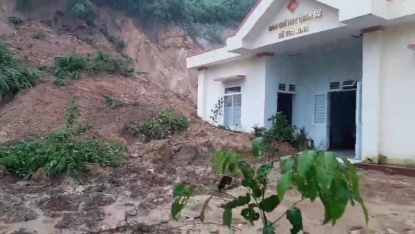 Quảng Ngãi: Nhà làm việc Ban chỉ huy quân sự xã Trà Xinh (Trà Bồng) bị sạt lở do mưa lũ kéo dài -0