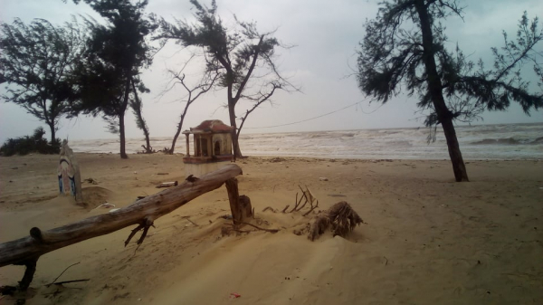 Bờ sông, bờ biển ở Thừa Thiên-Huế sạt lở nghiêm trọng do mưa lớn -0
