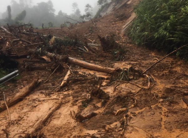 Bờ sông, bờ biển ở Thừa Thiên-Huế sạt lở nghiêm trọng do mưa lớn -0