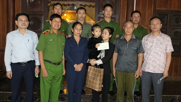 Counter-Narcotics Police Department presents scholarship to daughter of deceased policeman  -0
