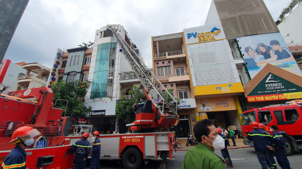 Cháy nhà 5 tầng, 1 người trượt chân rơi xuống bị thương nặng -4