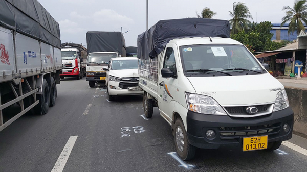 4 xe ô tô tông xe liên hoàn trên đường dẫn cao tốc TP HCM - Trung Lương -1