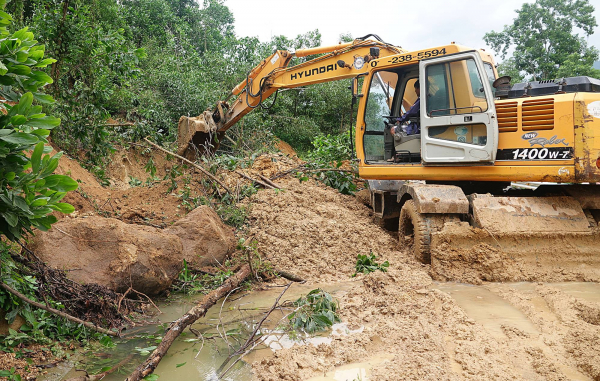 Sạt lở đường, 490 hộ dân vùng núi của tỉnh Quảng Ngãi bị cô lập -0