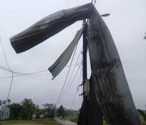Gió lốc xoáy khiến hơn 20 căn nhà bị hư hỏng tại Đà Nẵng  -2