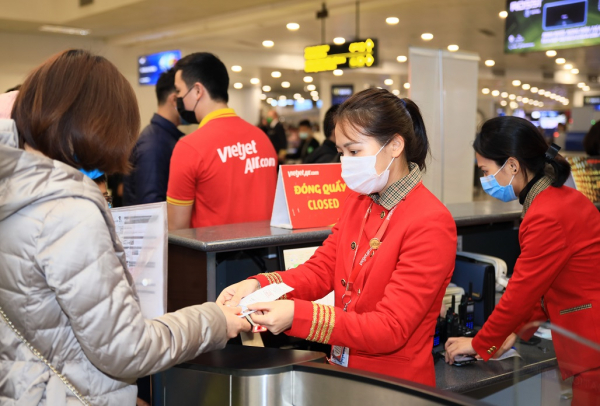 Từ 0h ngày 29/10: Hành khách đi máy bay chỉ cần khai báo y tế điện tử -0