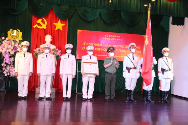 Bệnh viện 30-4 đón nhận Huân chương chiến công Hạng Nhì và Bằng khen của Thủ tướng Chính phủ -0