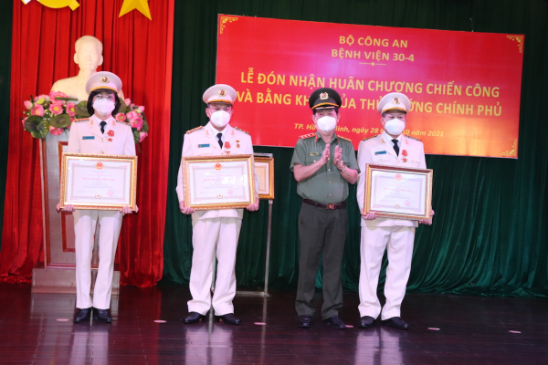 Bệnh viện 30-4 đón nhận Huân chương chiến công Hạng Nhì và Bằng khen của Thủ tướng Chính phủ -0