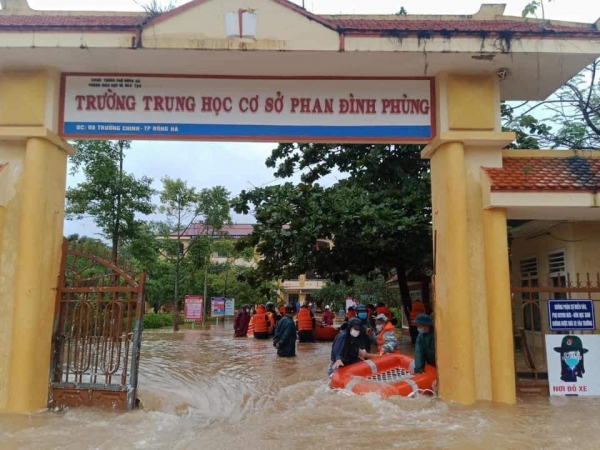 Quảng Trị cứu nạn hàng trăm em học sinh bị ngập lụt giữa lòng thành phố  -0