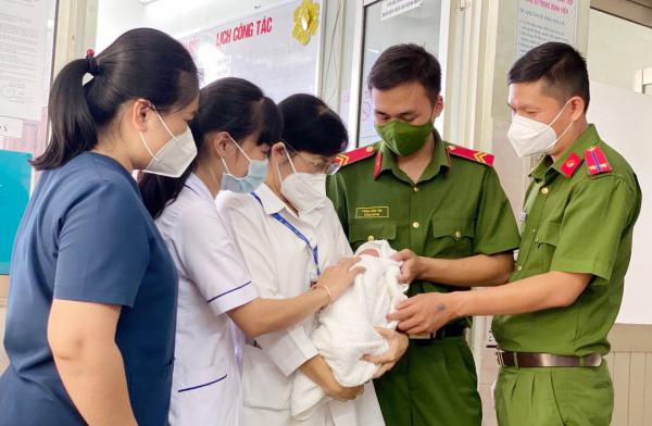 2 chiến sĩ Công an kịp thời cứu sống trẻ sơ sinh bị bỏ rơi trong bụi cây -0