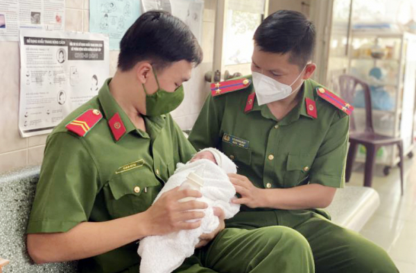 2 chiến sĩ Công an kịp thời cứu sống trẻ sơ sinh bị bỏ rơi trong bụi cây -0