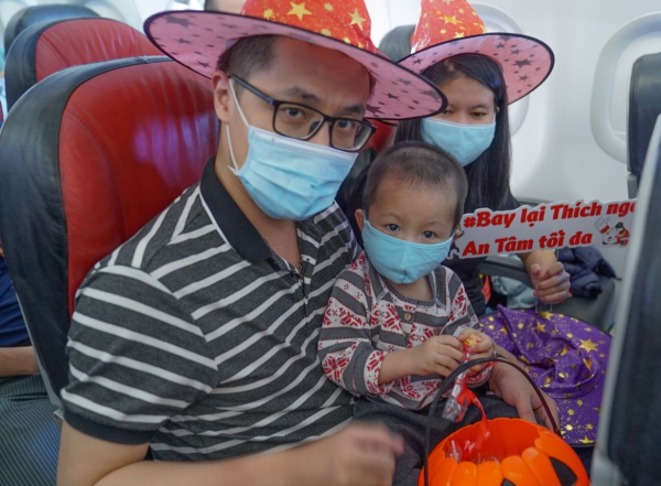 Những chuyến bay “xanh” Vietjet và niềm vui bất ngờ ngày Halloween -0