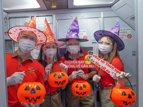 Những chuyến bay “xanh” Vietjet và niềm vui bất ngờ ngày Halloween -0