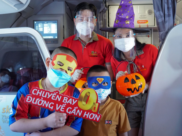 Những chuyến bay “xanh” Vietjet và niềm vui bất ngờ ngày Halloween -0