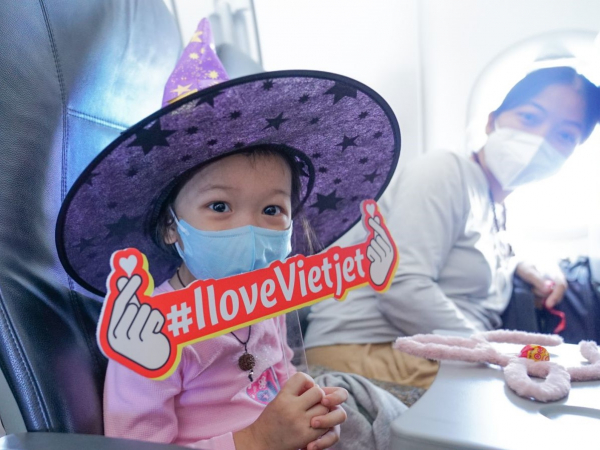 Những chuyến bay “xanh” Vietjet và niềm vui bất ngờ ngày Halloween -1