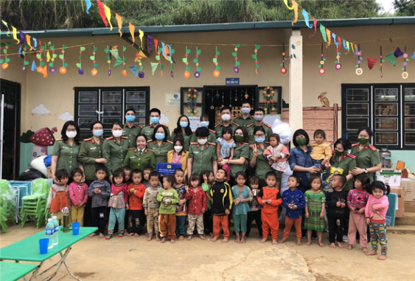 Meaningful gifts for students in Dien Bien Dong  -0