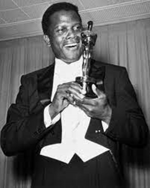Nam diễn viên da màu đầu tiên được trao giải Oscar -0