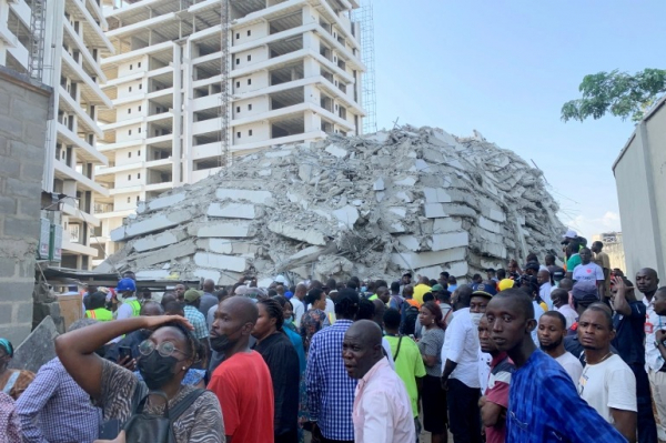 Sập nhà 21 tầng ở Nigeria khi đang có hàng chục công nhân xây dựng làm việc  -0