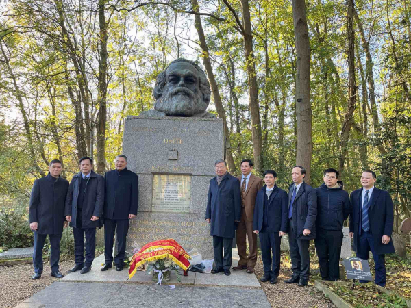 Bộ trưởng Tô Lâm đặt vòng hoa, thăm mộ Karl Marx -0