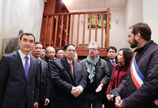 Thủ tướng Phạm Minh Chính dâng hoa tưởng nhớ Bác Hồ, thăm “không gian Hồ Chí Minh” tại TP. Montreuil -0