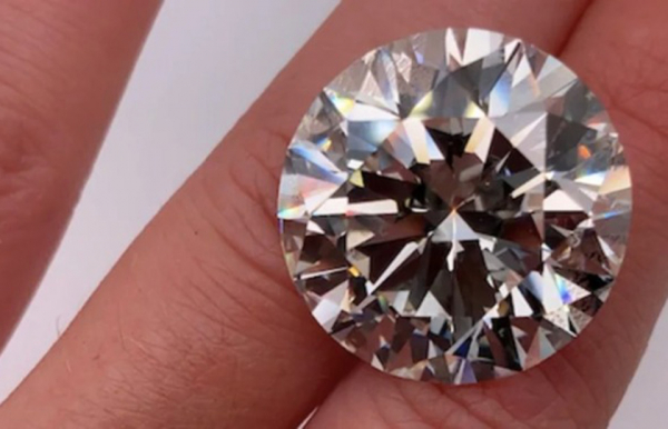 Vô tình tìm được viên kim cương 3 triệu USD trong đống đồ cũ -0