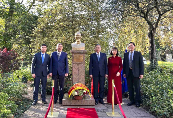 Minister To Lam lays wreaths at President Ho Chi Minh monument in France -0