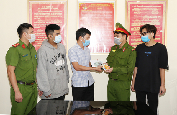 Cảnh sát 113 Công an Hà Nam trao trả tài sản cho người đánh rơi -0