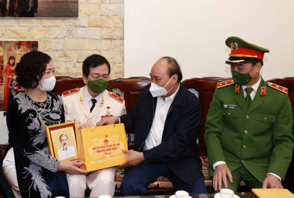 State President visits Hero of People's Armed Forces Nong Van Dinh -0