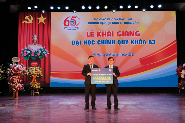 Hơn 6 tỷ đồng học bổng “Bảo Việt - Niềm tin thắp sáng tương lai” đến với sinh viên Đại học Kinh tế Quốc dân -0