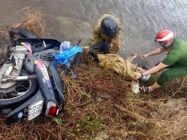 Hai cán bộ, chiến sĩ Công an xã kịp thời cứu cụ ông 72 tuổi đi xe máy gặp nạn -0