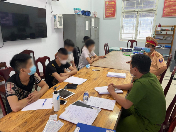 Chốt kiểm dịch phát hiện 7 nam nữ thuê grab từ Đà Nẵng vào Hội An bay lắc  -1