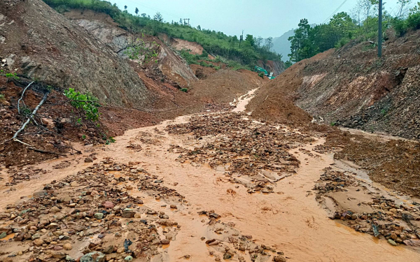 Nước lũ ngập sâu, sạt lở đường chia cắt cục bộ một số khu vực miền núi Quảng Nam -0