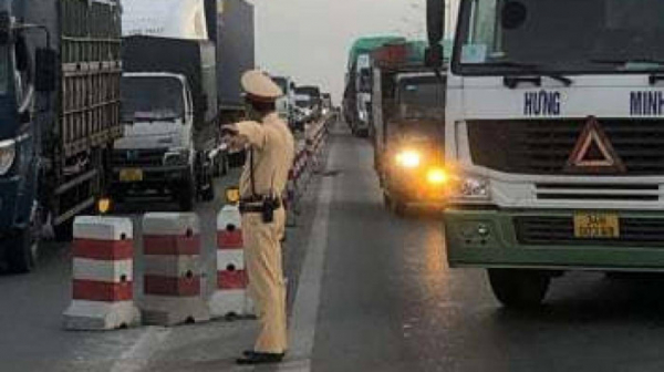 Xe container cháy rụi trên cầu Thanh Trì gây ách tắc giao thông -0