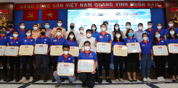 Nhiều tình nguyện tiếp sức mùa thi được tặng bằng khen -0