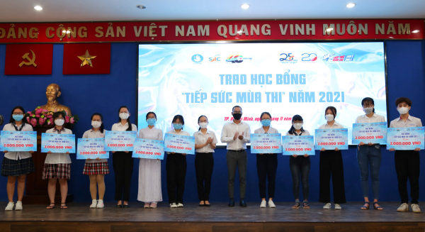 Nhiều tình nguyện tiếp sức mùa thi được tặng bằng khen -0