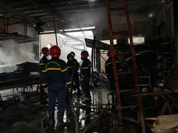 Dập tắt đám cháy tại xưởng gỗ xã Xuân Lai, huyện Thọ Xuân -1