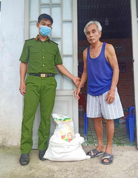 Những cán bộ Công an cơ sở đi đầu trong cuộc chiến chống dịch -0