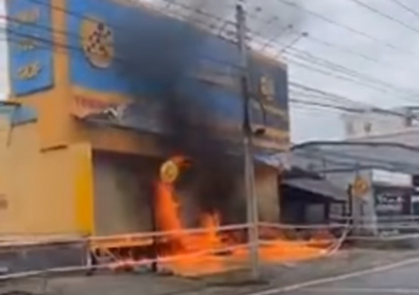 Gã tâm thần phóng hỏa đốt cửa hàng Điện máy xanh ở Trà Vinh -0